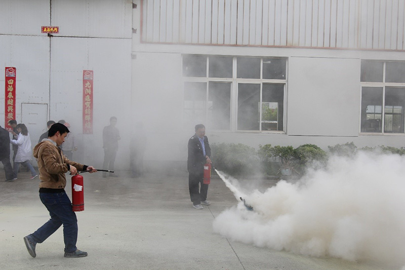 警報(bào)響起，員工撤離現(xiàn)場(chǎng)