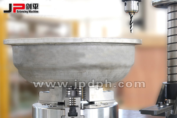 汽車輪轂動(dòng)平衡機(jī)-檢測中